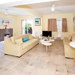 Aleta Villa *