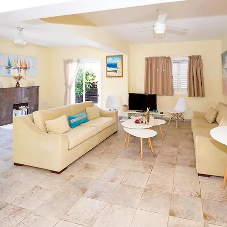 Aleta Villa *